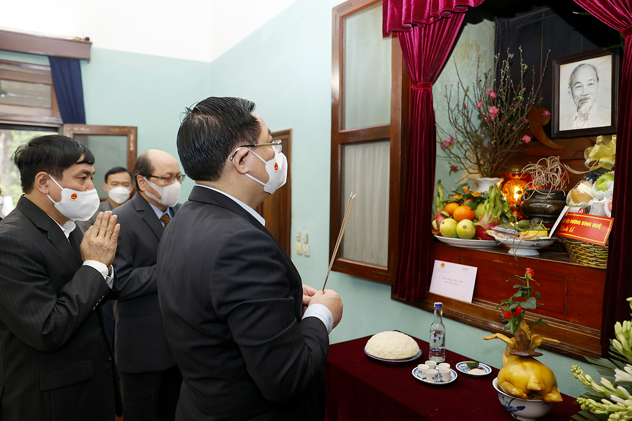 NA Chairman commemorates President Ho Chi Minh